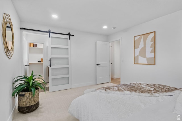bedroom with recessed lighting, baseboards, carpet, and a barn door
