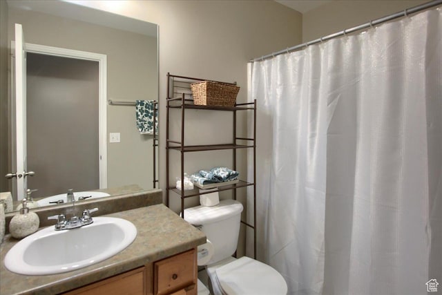 full bath with toilet, vanity, and a shower with curtain