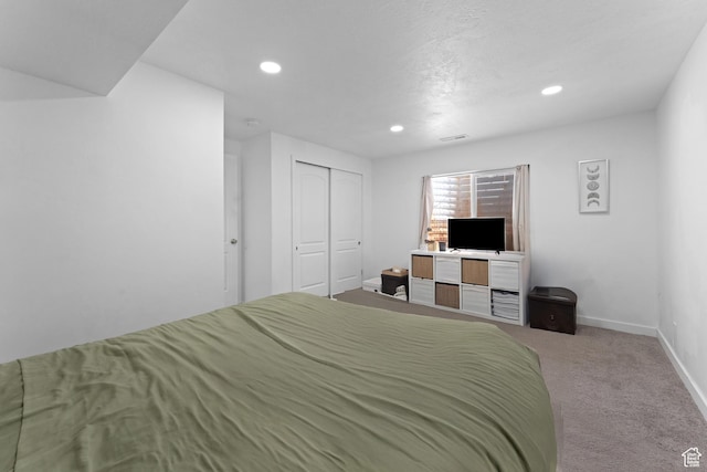 bedroom with carpet, a closet, visible vents, recessed lighting, and baseboards