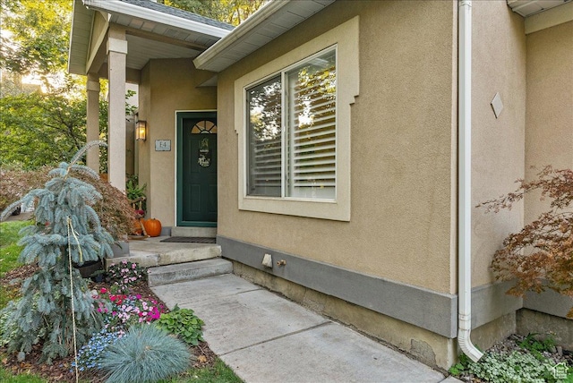 view of exterior entry featuring stucco siding