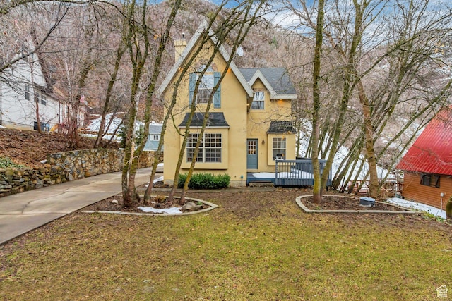 3895 S Grindstone Dr, Springville, UT 84663 - traditional-style home featuring a front yard, driveway, stucco siding, and a wooden deck