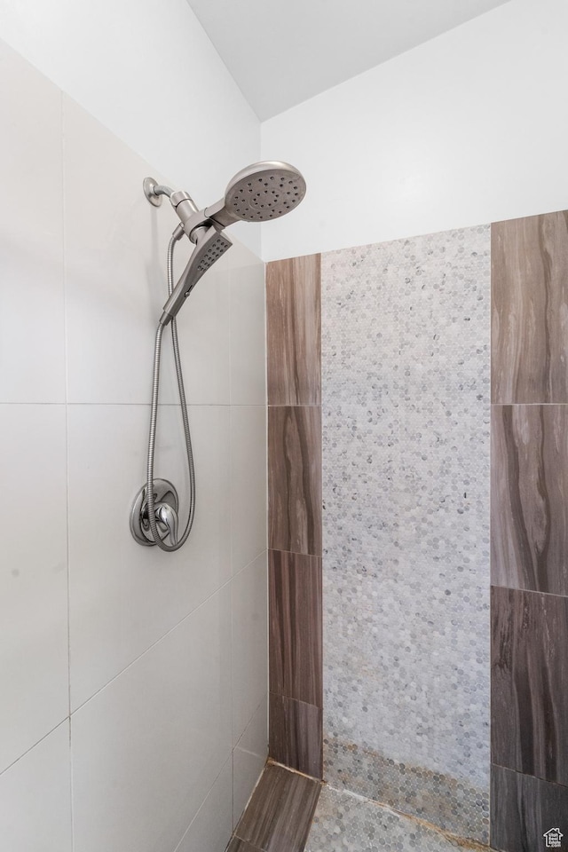 bathroom featuring tiled shower