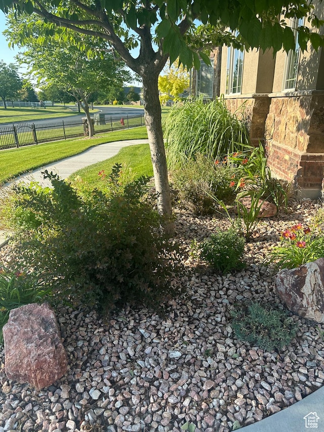 1234 S Parkway Blvd E Unit 725, Saratoga Springs, UT 84045 - view of yard with fence