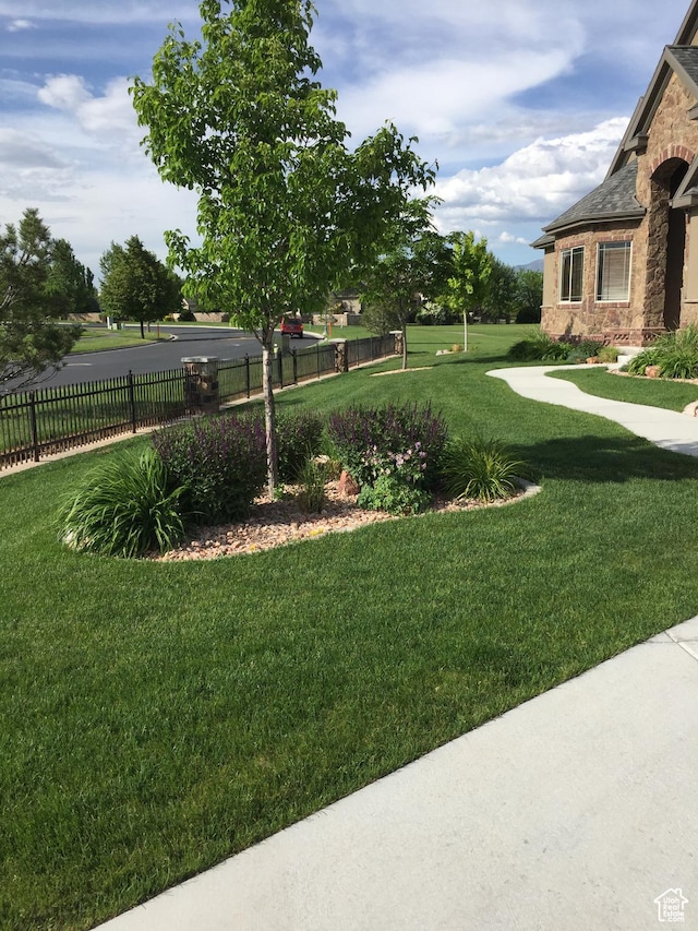 1234 S Parkway Blvd E Unit 725, Saratoga Springs, UT 84045 - view of yard with fence