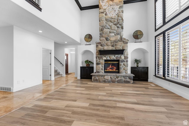living area featuring a wealth of natural light, visible vents, and light wood-style flooring