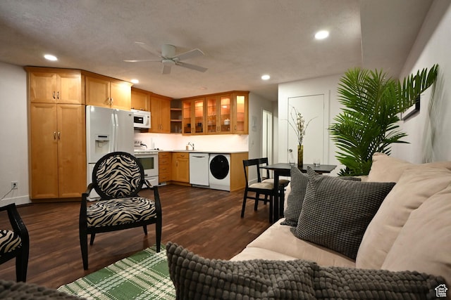 living room featuring dark wood-style flooring, ceiling fan, and recessed lighting