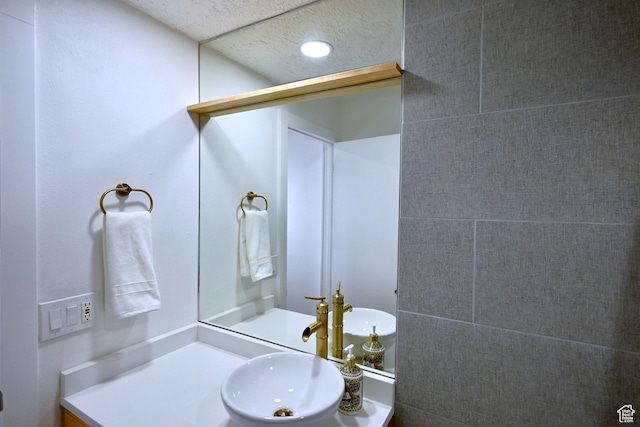 bathroom featuring a sink
