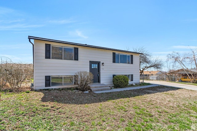 bi-level home featuring a front lawn