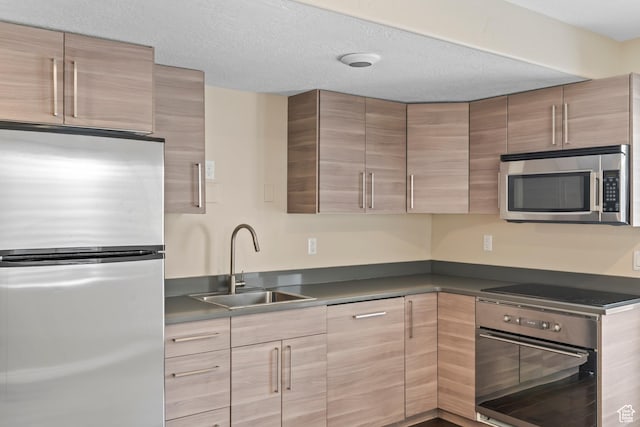 763 S Silver Leaf Dr, Mapleton, UT 84664 - kitchen featuring stainless steel appliances, modern cabinets, a sink, and dark countertops