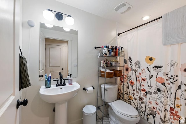 2046 W Fairway Ln, Orem, UT 84058 - bathroom featuring curtained shower, visible vents, and toilet