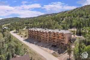 birds eye view of property featuring a forest view