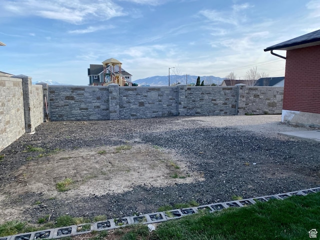view of yard with fence and a mountain view