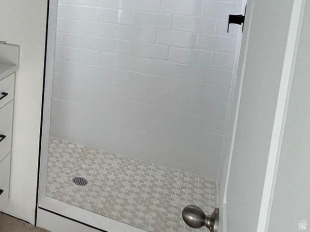 full bathroom featuring a tile shower