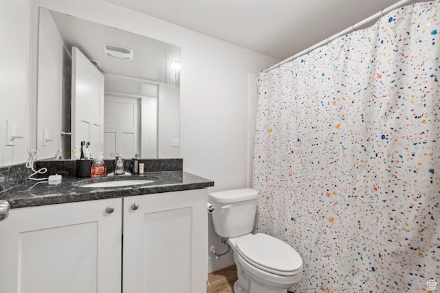 full bath featuring toilet, curtained shower, vanity, and visible vents