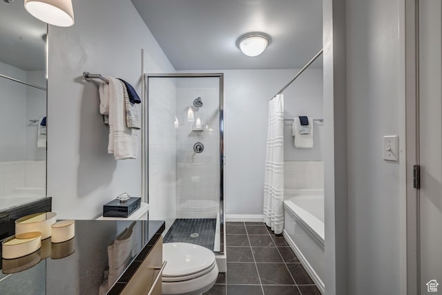 full bathroom featuring tile patterned flooring, toilet, curtained shower, baseboards, and a bathtub