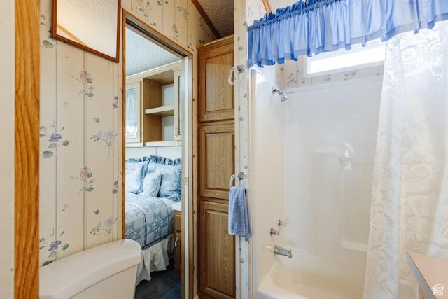 1160 E Telegraph St S Unit 32, Washington, UT 84780 - full bath featuring shower / bath combination with curtain, toilet, a textured ceiling, ensuite bath, and wallpapered walls