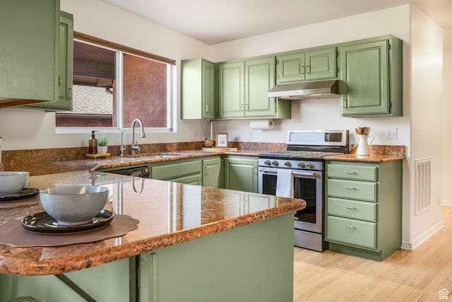 282 Valley View Dr, Springdale, UT 84767 - kitchen with light wood-style flooring, visible vents, under cabinet range hood, stainless steel gas range, and a sink