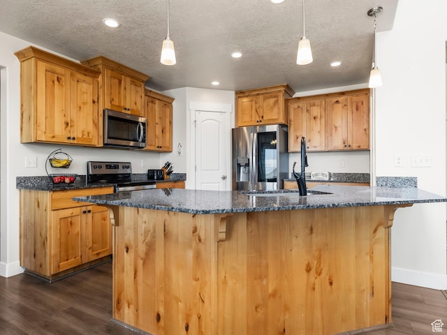 572 W Goosenest Dr, Elk Ridge, UT 84651 - kitchen with stainless steel appliances, a sink, dark wood finished floors, recessed lighting, and a breakfast bar area