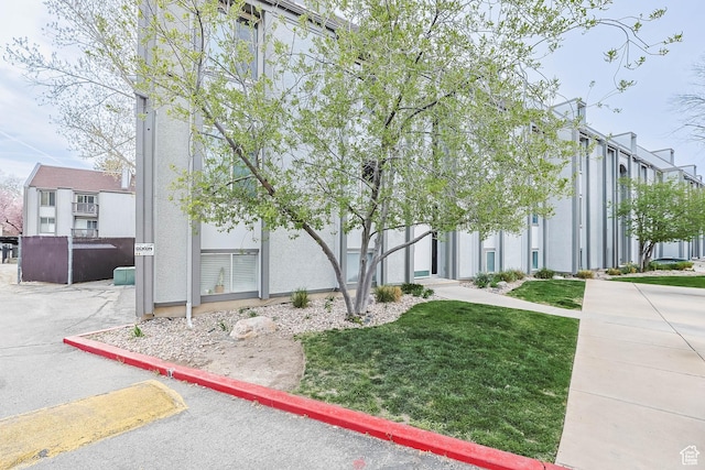 view of home's community featuring a lawn