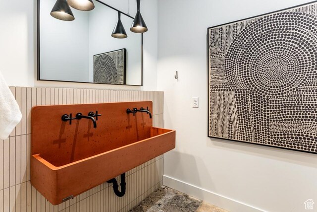4155 S Parkview Dr, Salt Lake City, UT 84124 - bathroom featuring baseboards
