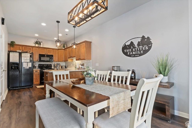 dining space featuring recessed lighting, dark wood-style flooring, and baseboards