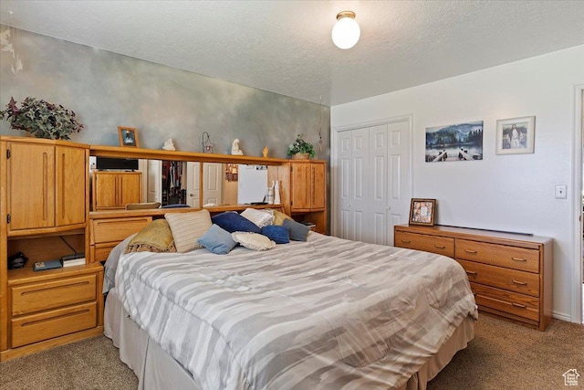 bedroom featuring light carpet, a closet, and a textured ceiling