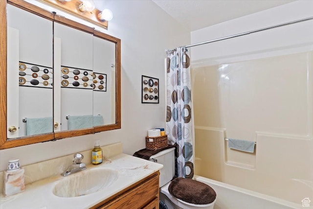 full bath featuring shower / tub combo with curtain, vanity, and toilet