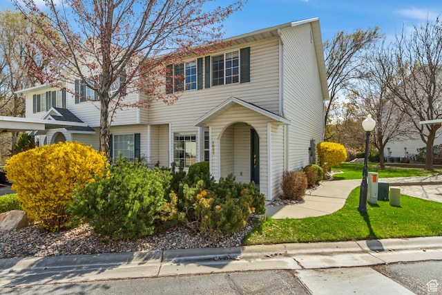 view of front of property featuring a front yard