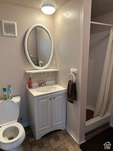 full bath featuring a shower stall, baseboards, visible vents, and toilet