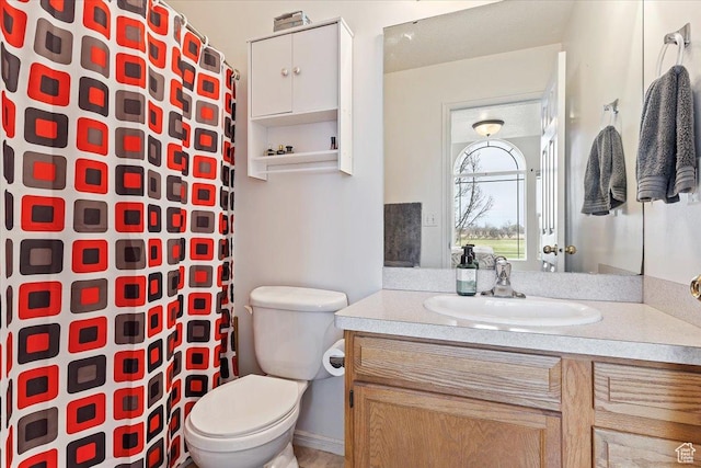 full bath featuring vanity, a shower with curtain, and toilet