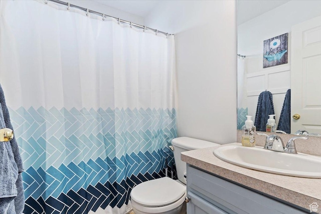full bath with toilet, curtained shower, and vanity