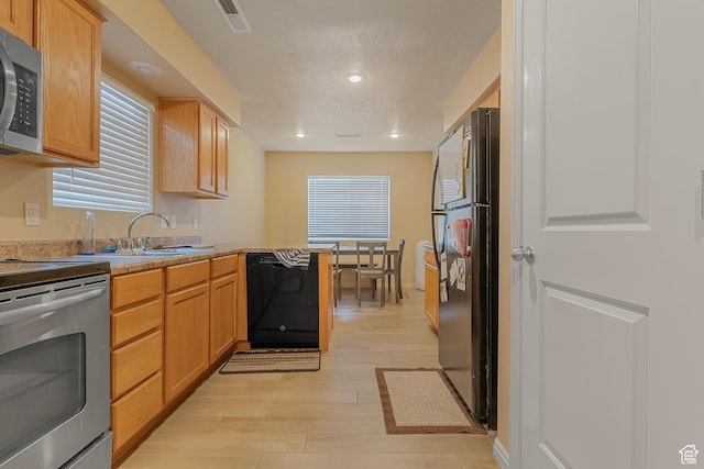 2930 E 450 N Unit F6, St George, UT 84790 - kitchen with a sink, black appliances, a healthy amount of sunlight, light wood finished floors, and visible vents