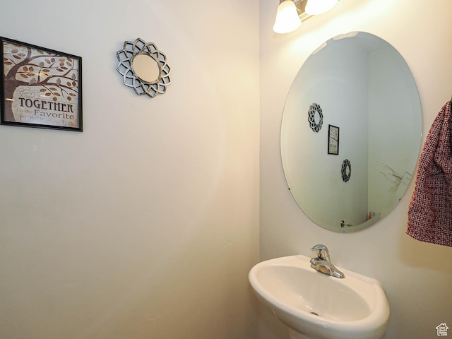 8092 W Rock Creek Cove Ln, Eagle Mountain, UT 84005 - bathroom featuring a sink