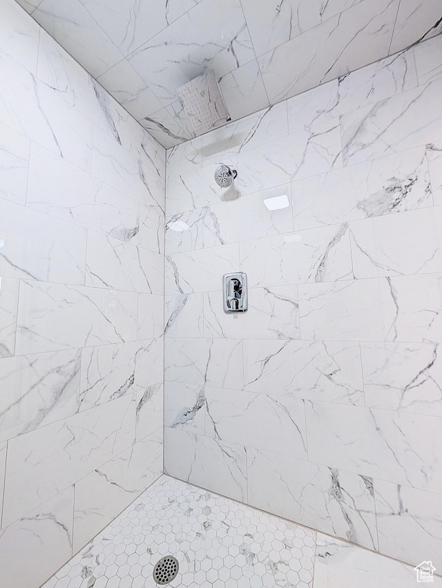 full bath with tiled shower