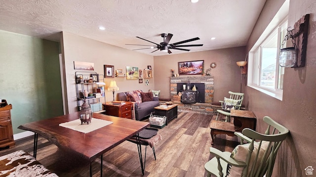 1018 N 3500 W, Vernal, UT 84078 - living area with ceiling fan, recessed lighting, wood finished floors, and a textured ceiling