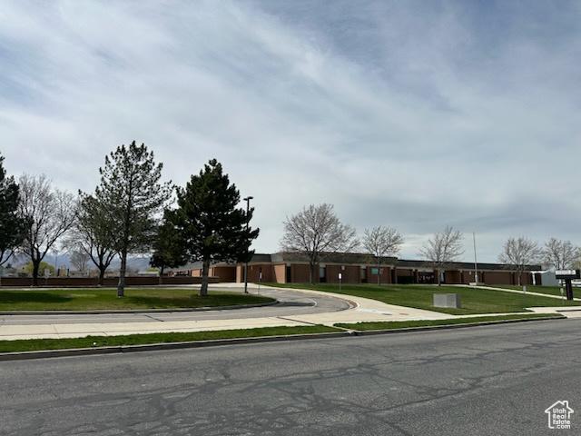 view of front of property featuring a front lawn