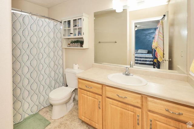 full bath featuring ensuite bathroom, toilet, curtained shower, and vanity