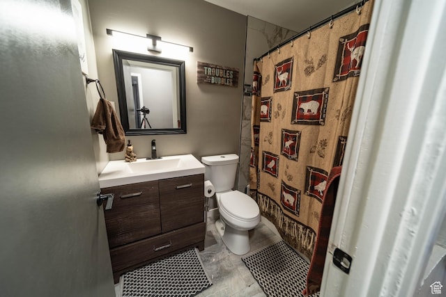 bathroom featuring a shower with shower curtain, vanity, and toilet