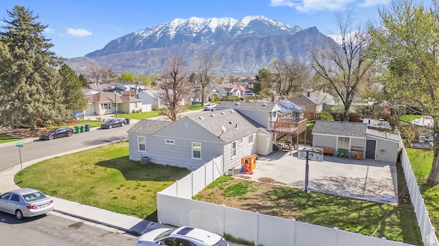 bird's eye view featuring a residential view and a mountain view