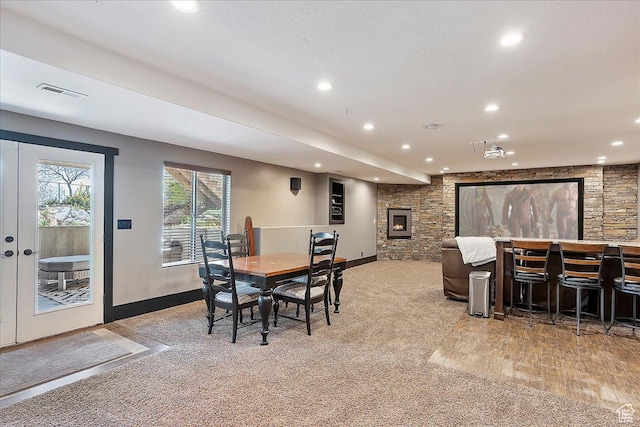 dining area with bar, light carpet, visible vents, and recessed lighting