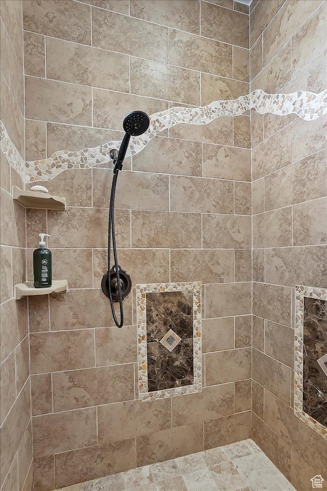 bathroom featuring tiled shower