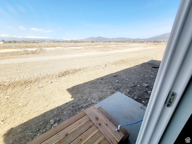 view of yard featuring a mountain view