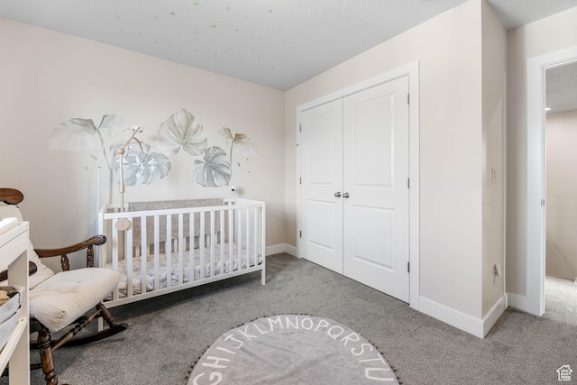 bedroom featuring a closet, baseboards, and carpet floors