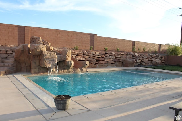 2892 E 1400 S, St George, UT 84790 - view of swimming pool featuring a fenced backyard and an in-ground hot tub