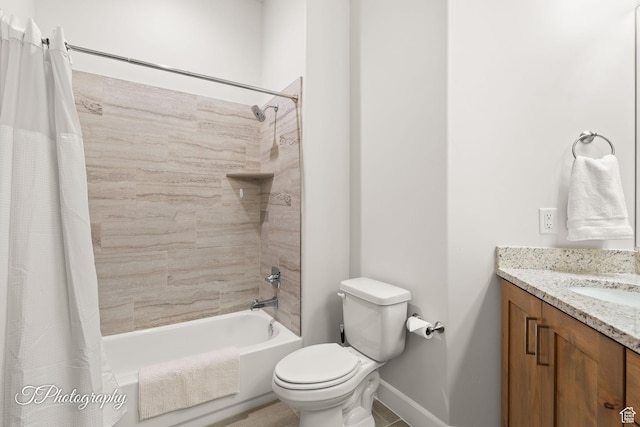 full bathroom featuring baseboards, shower / bath combination with curtain, toilet, vanity, and tile patterned floors