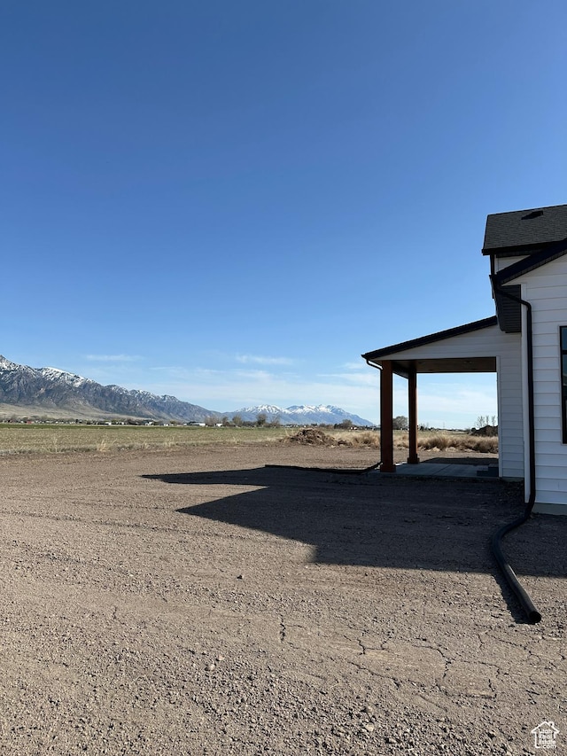 view of yard with a mountain view