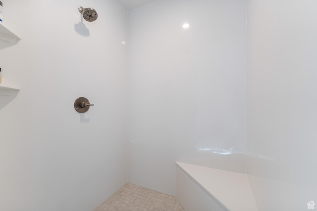 bathroom featuring a tile shower