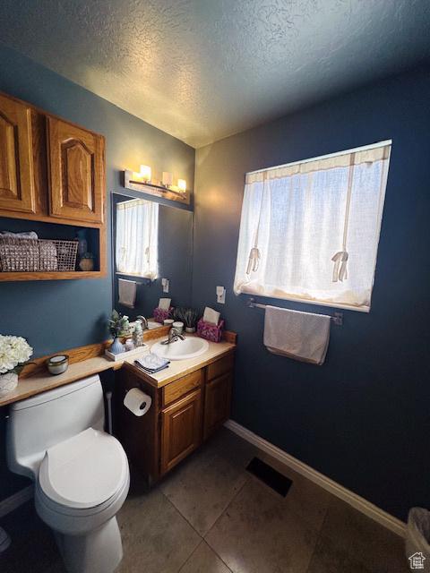 470 E Bridlewalk Ln S, Murray, UT 84107 - bathroom featuring visible vents, toilet, a healthy amount of sunlight, and a textured ceiling