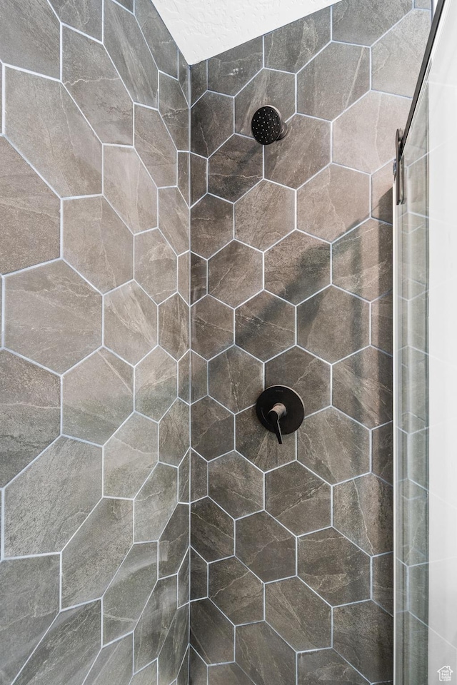 4372 S 900 E Unit 102, Millcreek, UT 84124 - full bathroom featuring a tile shower