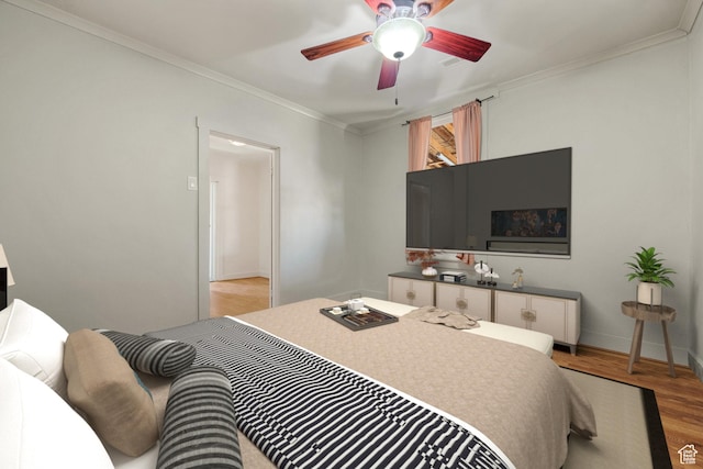 bedroom with baseboards, light wood-type flooring, crown molding, and ceiling fan